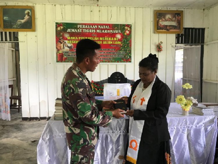 Usai Ibadah Bersama, Satgas Yonif Raider 200/BN Bagikan Alkitab di Muara Nawa