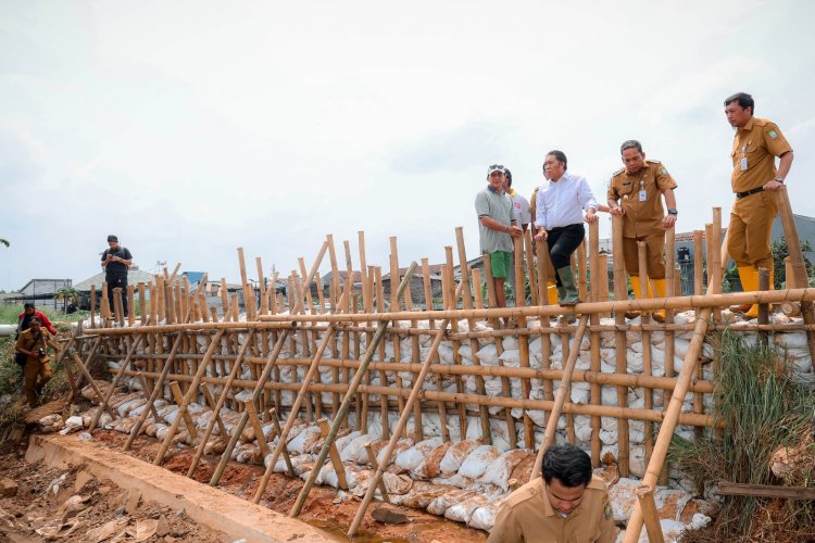 Pj Gubernur Banten Tinjau Tanggul Jebol Kali Ledug di Perum Garden City Periuk Kota Tangerang