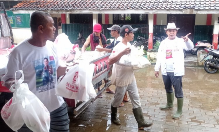 Distribusikan Bantuan Sembako Warga Terdampak Banjir, Ketua Komisi IV DPRD Pandeglang: Penanganan Jangka Pendek dan Jangka Panjang Harus Dilakukan