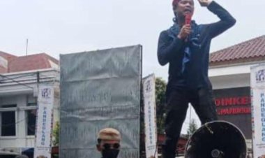 Aktivis Pemuda Menyoal Terkait Kabel Jaringan Internet Diduga Milik PT. Awi Net, Berserakan Dijalan Yang Dapat Membahayakan Pengguna Jalan Raya