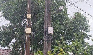 GWI Pandeglang Menyoal, Terkait Kabel & Tiang Jaringan Wifi Diduga Milik PT. Siber Tech Indonesia Berserakan Mengganggu Jalan, Dan Modem Dipasang Pada Tiang Listrik PLN