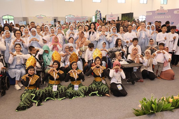 Didampingi Pj Ketua TP PKK Provinsi Banten, Istri Wapres RI Bersama Seruni Kabinet Merah Putih Lakukan Aksi Sosial