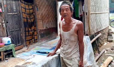 Rumah Tak Layak Huni  Lapuk Roboh, Bapak Jumri Hidup di Tengah Keterbatasan