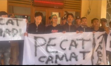 Aksi Unjuk Rasa Masyarakat Kecamatan Saketi Meminta Pecat Camat Saketi.