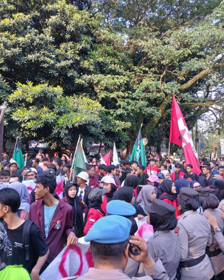 Aksi Unras Ke DPRD Pandeglang, Mahasiswa Sampaikan Empat Tuntutan