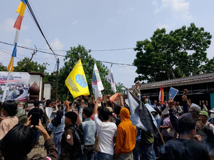 Mahasiswa Dan Masyarakat Desa Rancapinang Gelar Aksi Unjuk Rasa Di Kantor BPN Kab. Pandeglang.