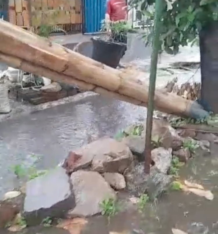 Selokan Rusak yang Tak Kunjung Diperbaiki Dan Berdampak Banjir Di Keluhkan Warga Taman Mutiara Indah 1.