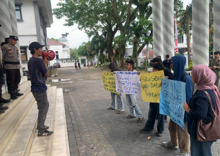 Tutut BGN & Satgas MBG Pandeglang Lakukan Audit dan Verifikasi Terakit Dugaan KKN Pengelola SPPG, Gabungan Organisasi Serudug Kantor Bupati Pandeglang