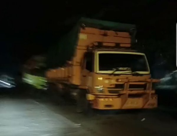 ‎Diduga Langgar UU Minerba, Truk Muatan Batu Bara Terpantau Beraktivitas Malam Hari di Kawasan PLTU 2 Labuan  ‎