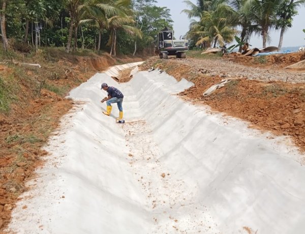 Lakukan Pemeliharaan Saluran D.I Hingga Desember 2026,  Walau Kondisi Lokasi Sulit, PT. Nindya Karya Selesaikan Pekerjaan