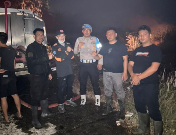 Tangani Kebakaran TPA Cikedal, Polsek Cikedal, BPBDPK, Kecamatan Cikedal dan Pemdes Karyautama  Lakukan Pemadaman