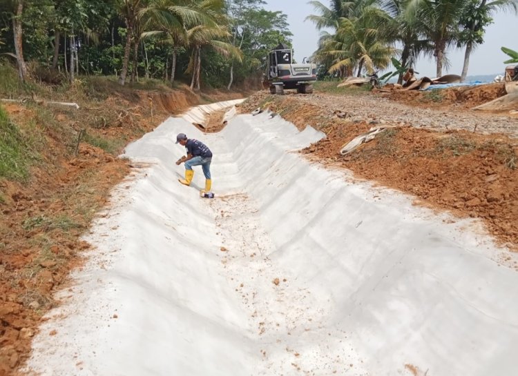 Lakukan Pemeliharaan Saluran D.I Hingga Desember 2026,  Walau Kondisi Lokasi Sulit, PT. Nindya Karya Selesaikan Pekerjaan