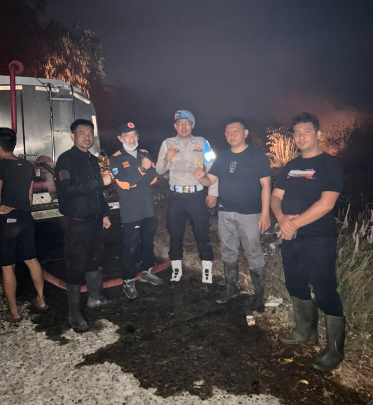 Tangani Kebakaran TPA Cikedal, Polsek Cikedal, BPBDPK, Kecamatan Cikedal dan Pemdes Karyautama  Lakukan Pemadaman