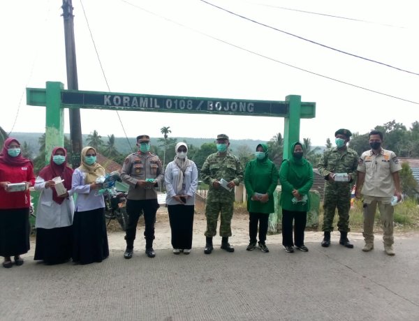 Polsek Bojong Bersama Muspika Bagikan 1.500 Masker, Warga Diimbau Waspada Dampak Erupsi Gunung Anak Krakatau