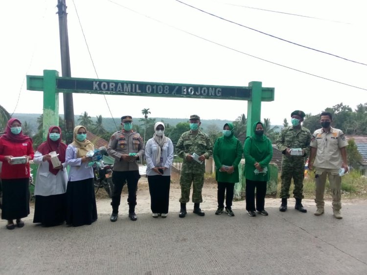 Polsek Bojong Bersama Muspika Bagikan 1.500 Masker, Warga Diimbau Waspada Dampak Erupsi Gunung Anak Krakatau