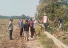 Polsek Bojong Bersama Warga Gotong Royong Bangun Jalan Sementara yang Terdampak Abrasi