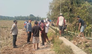 Polsek Bojong Bersama Warga Gotong Royong Bangun Jalan Sementara yang Terdampak Abrasi