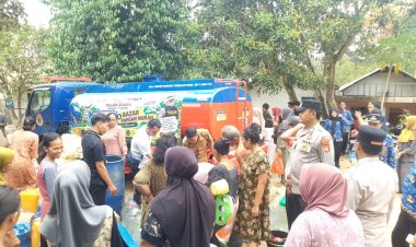 Polsek Bojong dan Muspika Salurkan Air Bersih serta Gelar Bazar Pangan Murah Untuk Warga