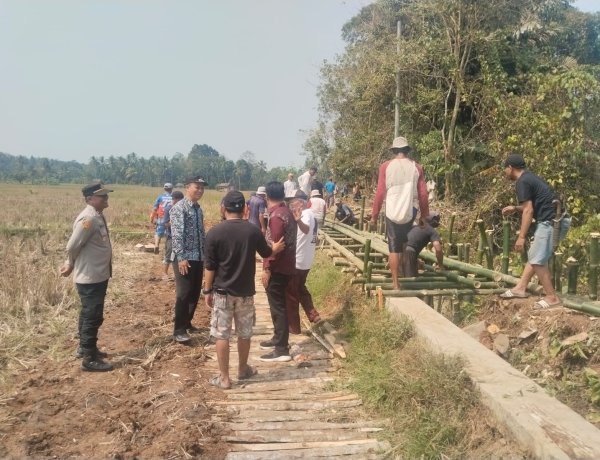 Polsek Bojong Bersama Warga Gotong Royong Bangun Jalan Sementara yang Terdampak Abrasi