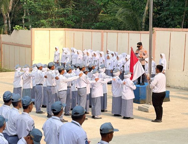 Kapolsek Bojong Jadi Pembina Upacara di SMKN 4 Pandeglang, Ajak Pelajar Berkarakter Pancasila Menuju Indonesia Emas 2045