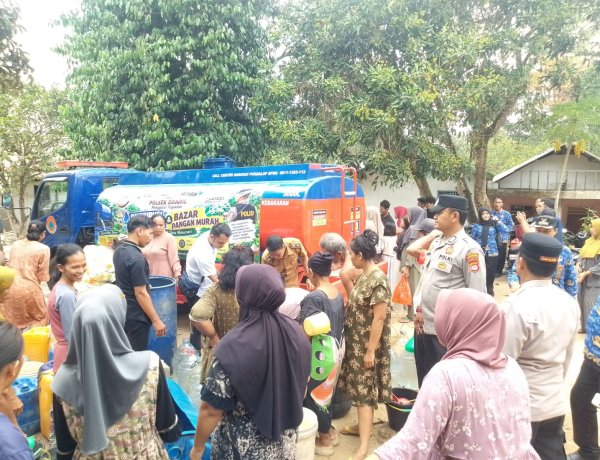 Polsek Bojong dan Muspika Salurkan Air Bersih serta Gelar Bazar Pangan Murah Untuk Warga