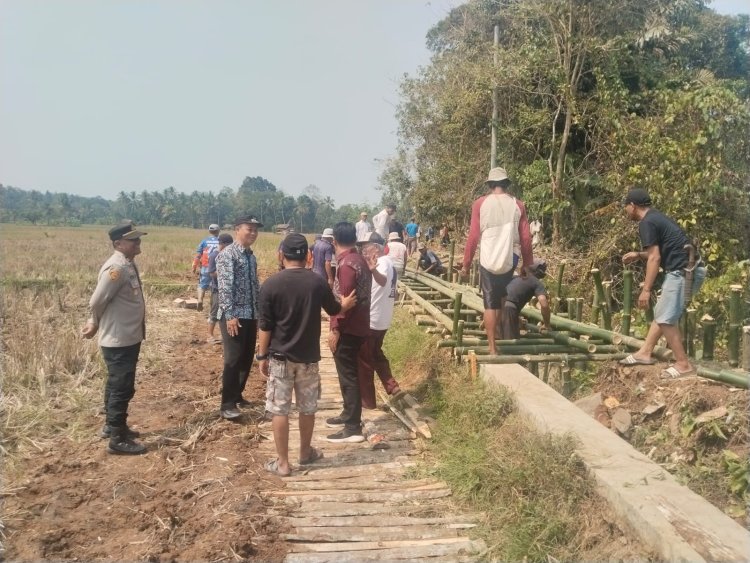 Polsek Bojong Bersama Warga Gotong Royong Bangun Jalan Sementara yang Terdampak Abrasi