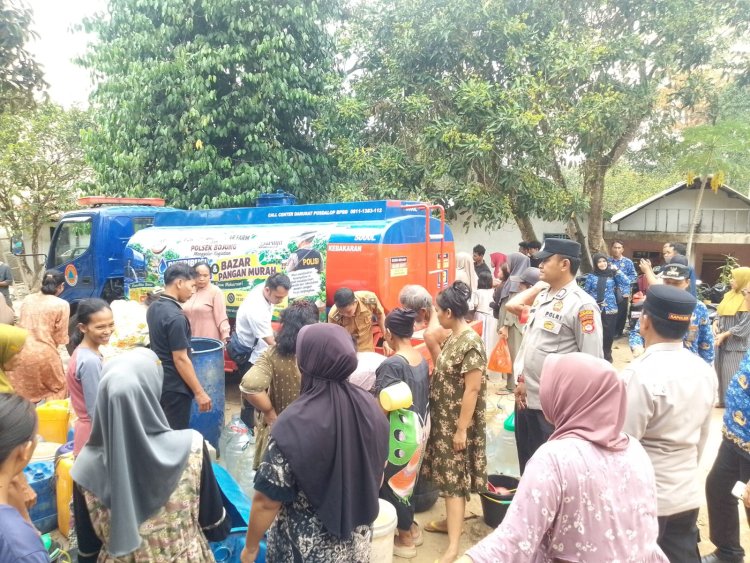 Polsek Bojong dan Muspika Salurkan Air Bersih serta Gelar Bazar Pangan Murah Untuk Warga